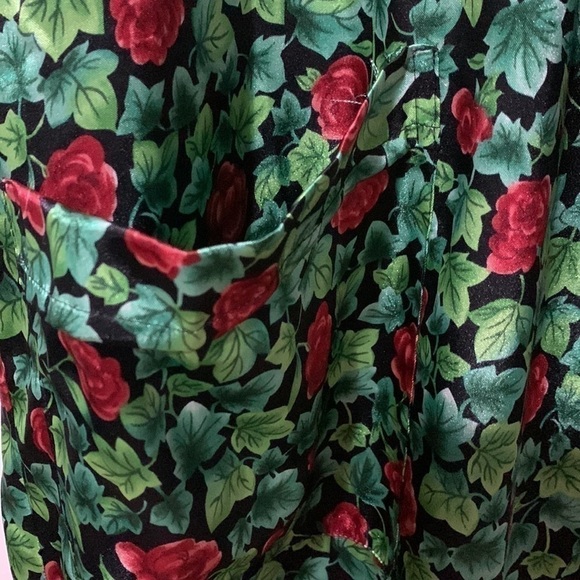 Vanity Fair rose pattern red and green robe. - Picture 3 of 7